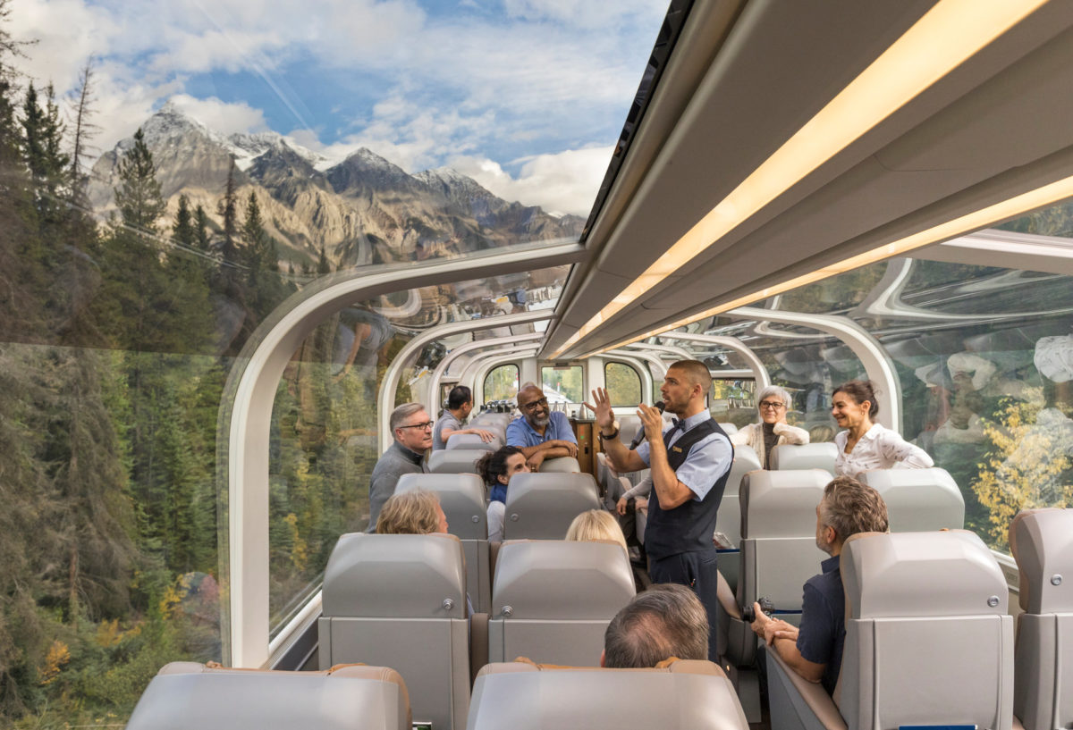 Vlak so sklenenou strechou v Rocky Mountains v Kanade
